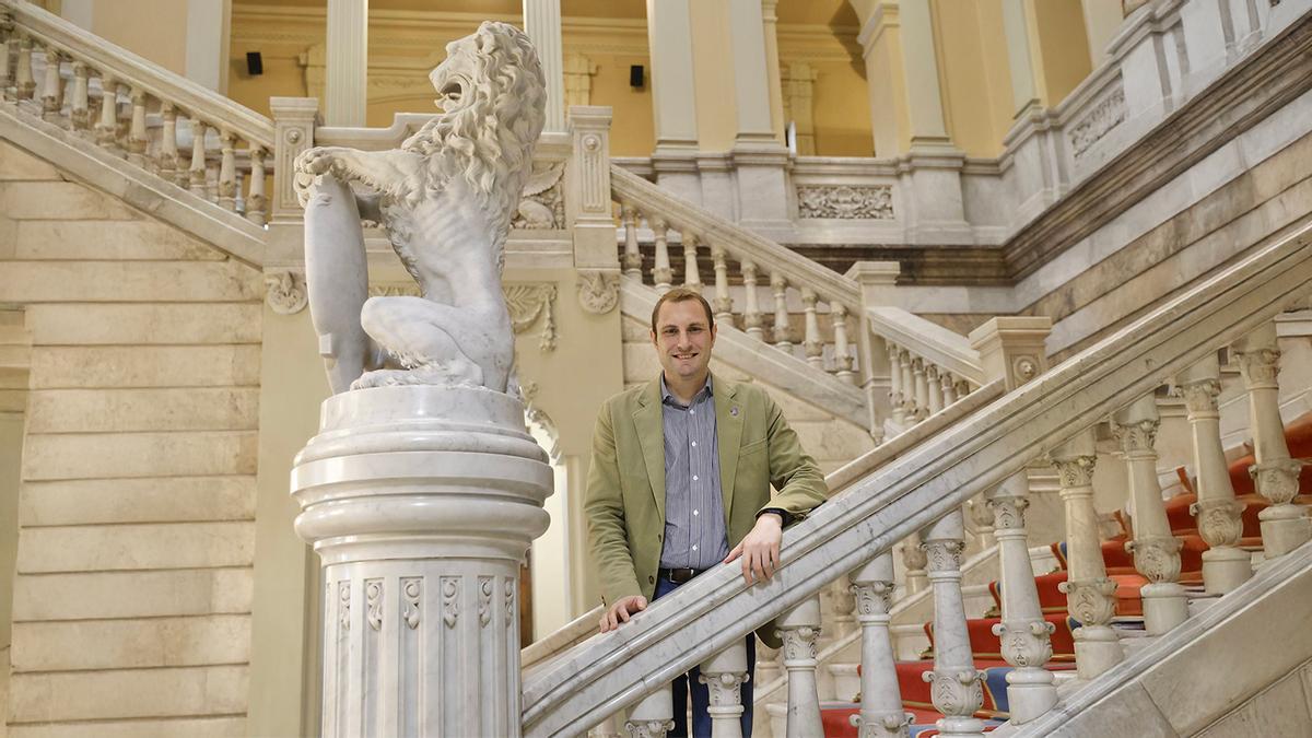Adrián Pumares, en la escalinata de la Junta General.