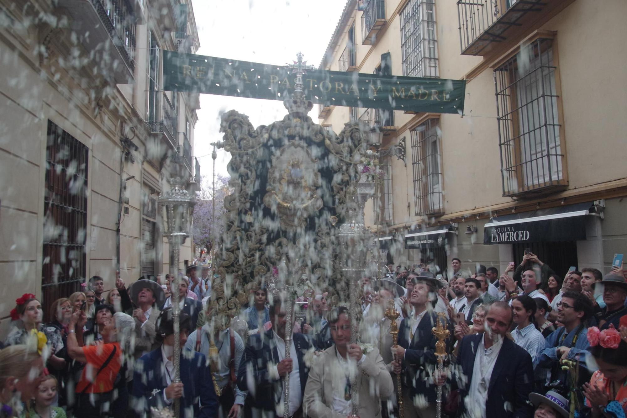 La lluvia condiciona la procesión de salida de la Hermandad del Rocío de La Caleta