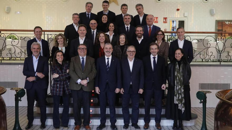 El alcalde Jaume Collboni y el presidente de Barcelona Global, Ramon Agenjo, junto al resto de miembros de la junta directiva de esta asociación