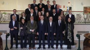 El alcalde Jaume Collboni y el presidente de Barcelona Global, Ramon Agenjo, junto al resto de miembros de la junta directiva de esta asociación