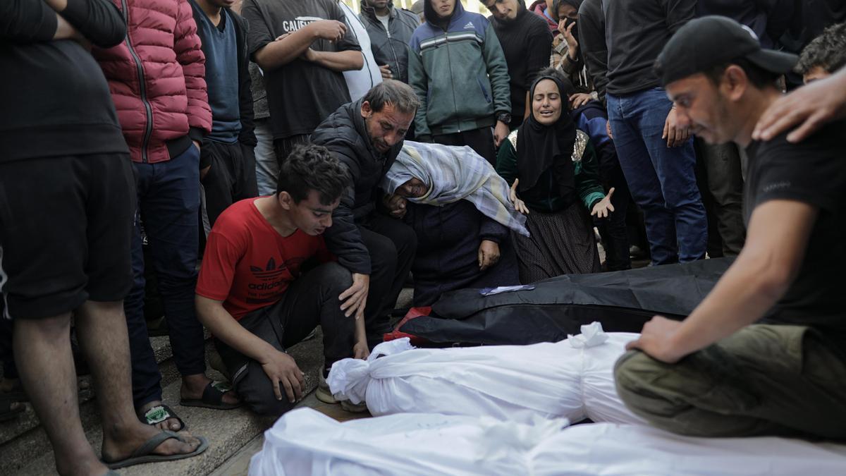 Los palestinos lloran a sus muertos mientras Israel sigue atacando Gaza.
