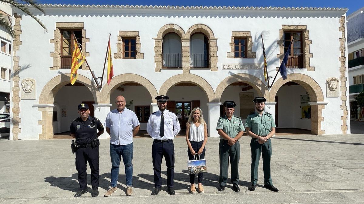 La alcaldesa de Santa Eulalia presenta al nuevo refuerzo de la Policía de Berlín, Darío Colón