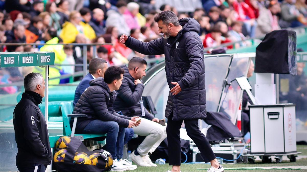 Iván Ania se lamenta tras una acción del Córdoba CF-Granada en El Arcángel.