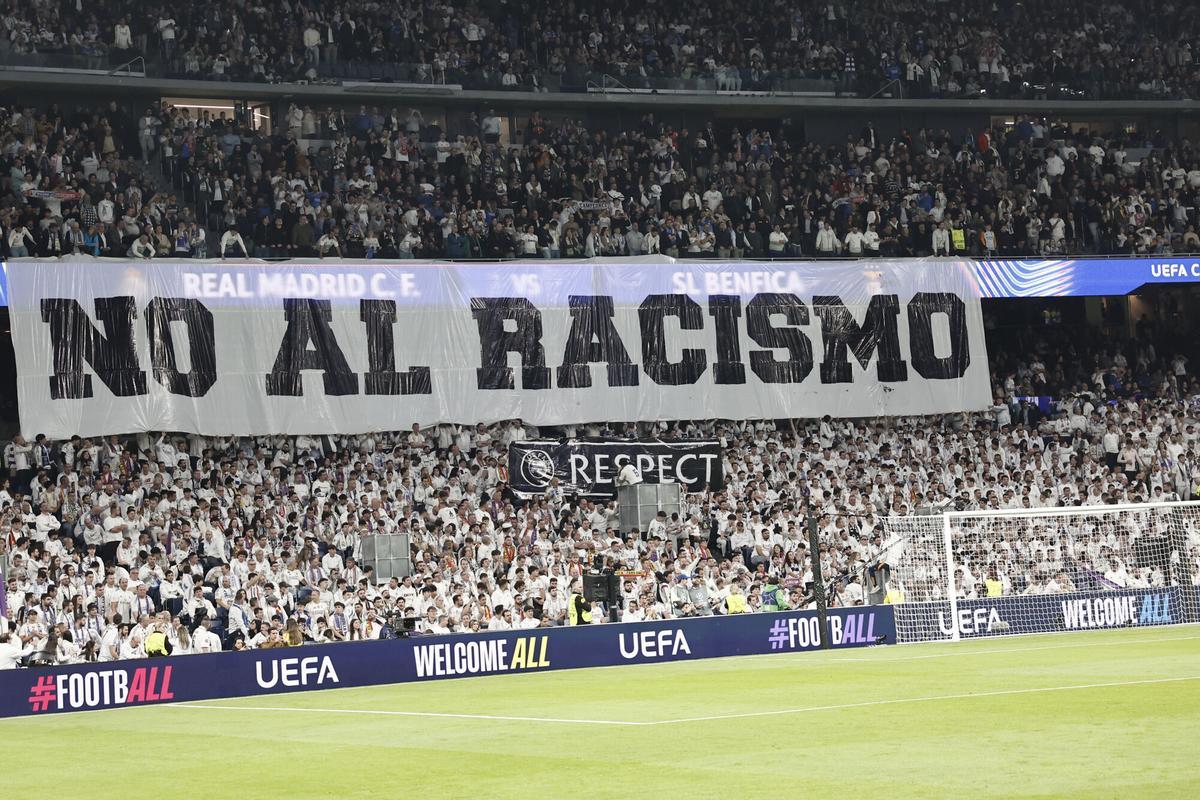 Aficionados del Real Madrid despliegan una pancarta con el lema ´No al racismo´ durante la vuelta de la fase de acceso a los octavos de la Liga de Campeones que Real Madrid y Benfica disputan este miércoles en el estadio Santiago Bernabéu, en Madrid.