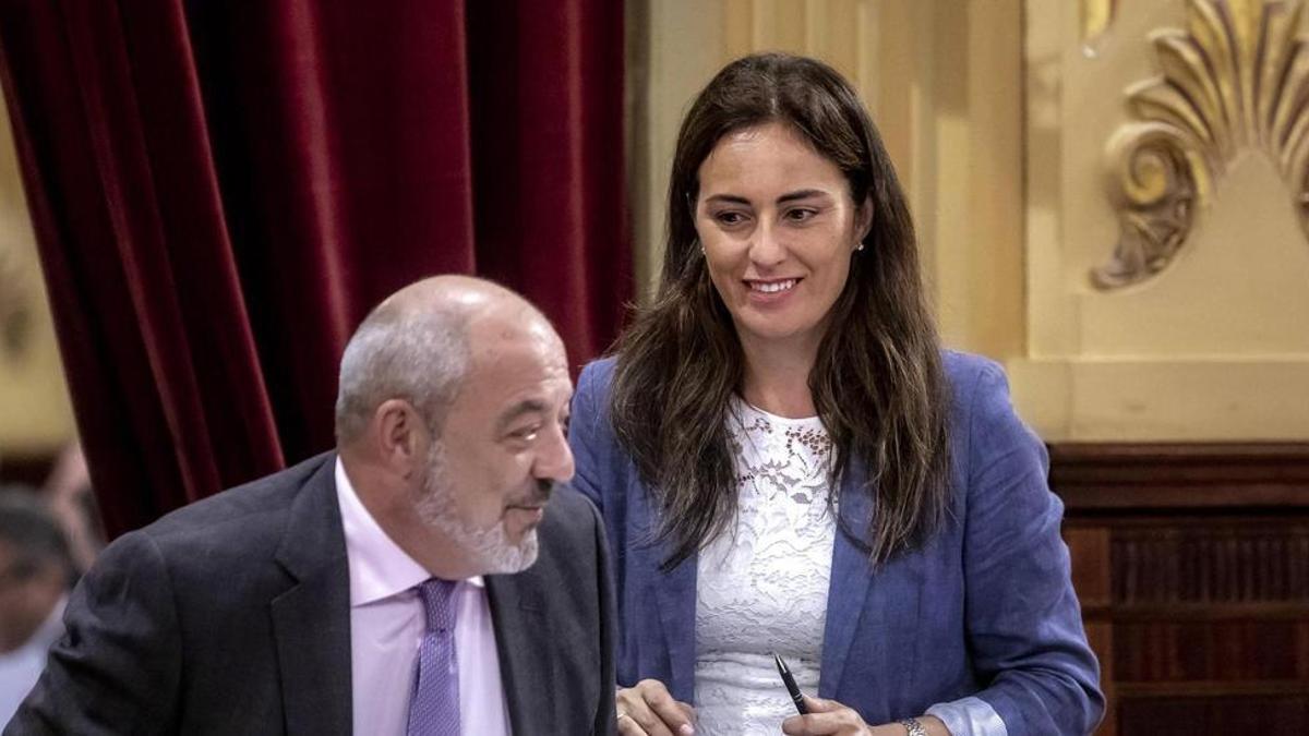 El diputado de Vox Sergio Rodríguez, junto a la portavoz del partido, Idoia Ribas.