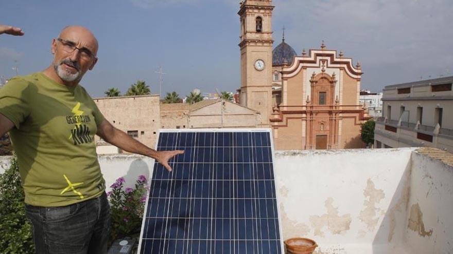 Andrés, junto a una placa solar lista para instalar.