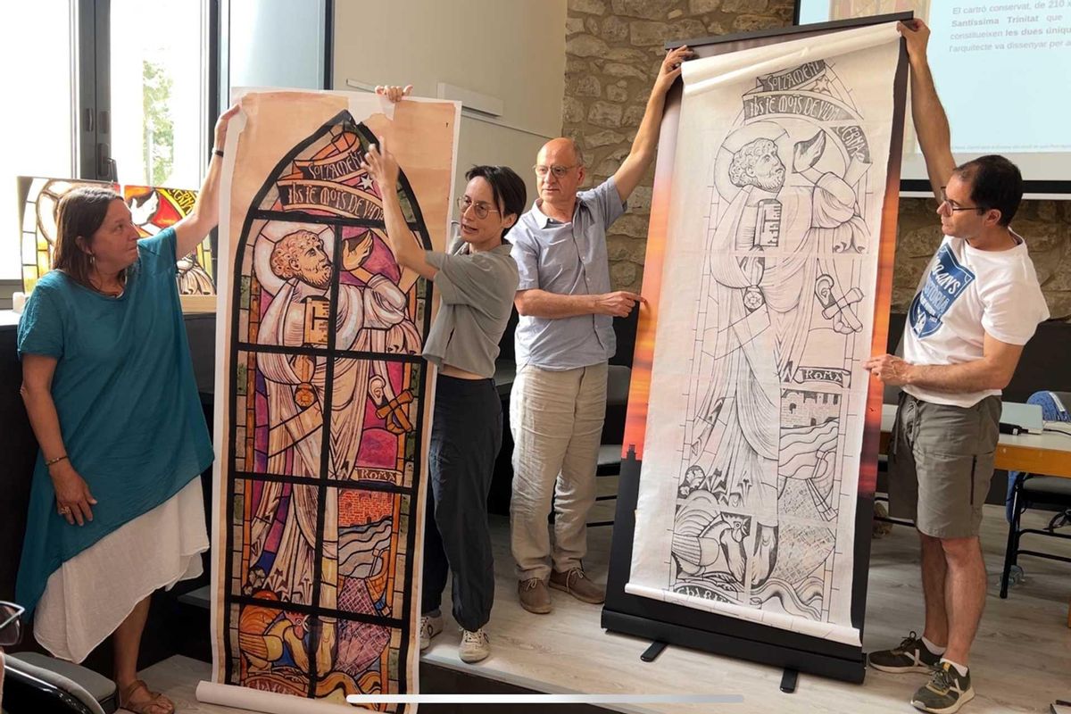 L'artista vitrallera Anna Santaeulària presentant el catró original del vitrall de Rafael Masó i l'adaptació per poder-lo fer a mida real  Data de publicació: dissabte 29 de juny del 2024, 13:49  Localització: Verges  Autor: Ariadna Reche