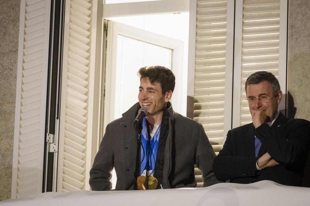 Cardona, junto al alcalde Miquel Noguer, durante la recepción de este martes en el Ayuntamiento de Banyoles.