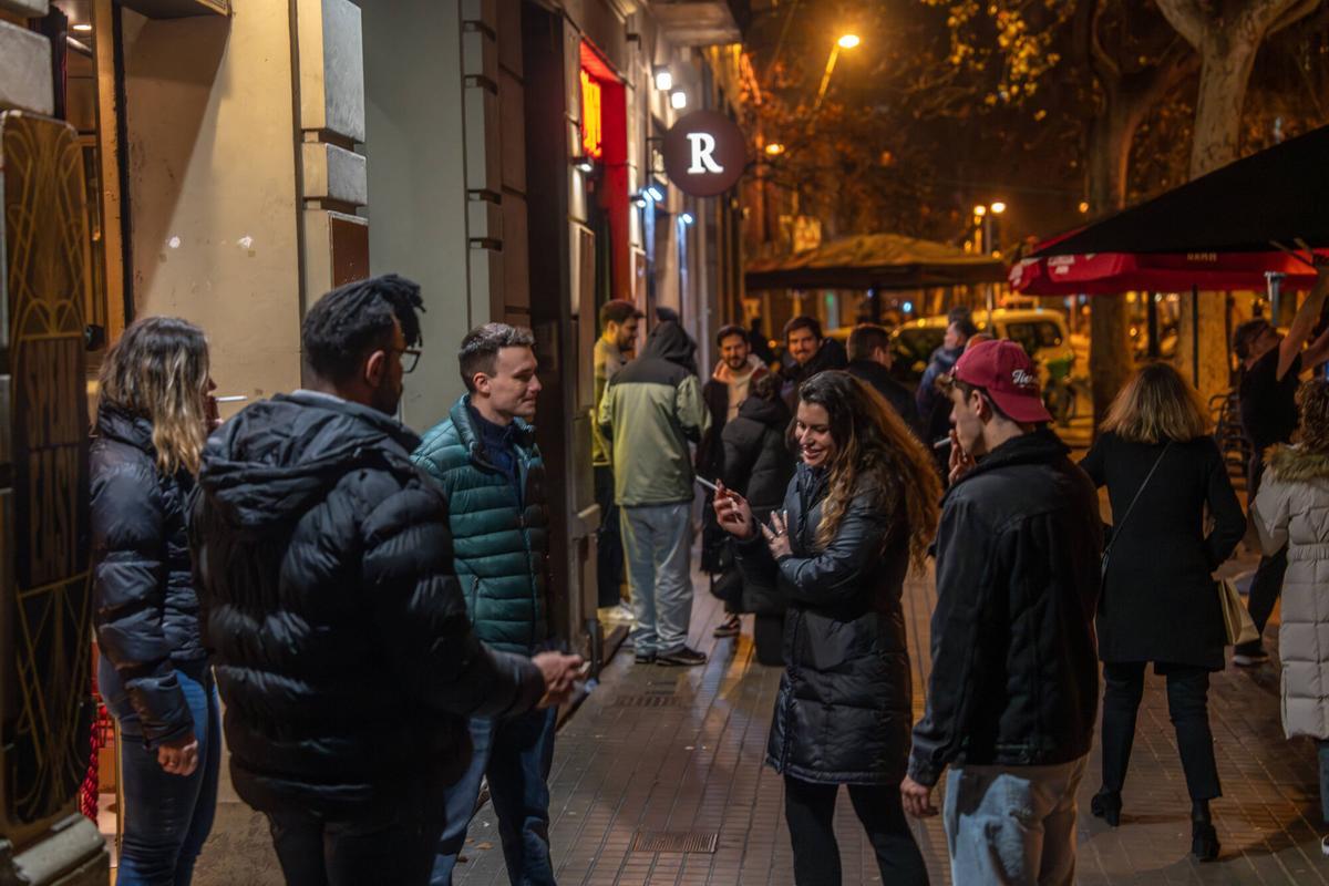 barcelona 08/03/2025 Barcelona Quejas por el aumento de oferta de copas y ocio de primera hora de la noche en Enric Granados, la gente sale a la calle a fumar y beber. AUTOR: JORDI OTIX
