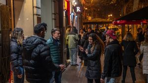 barcelona 08/03/2025 Barcelona Quejas por el aumento de oferta de copas y ocio de primera hora de la noche en Enric Granados, la gente sale a la calle a fumar y beber. AUTOR: JORDI OTIX