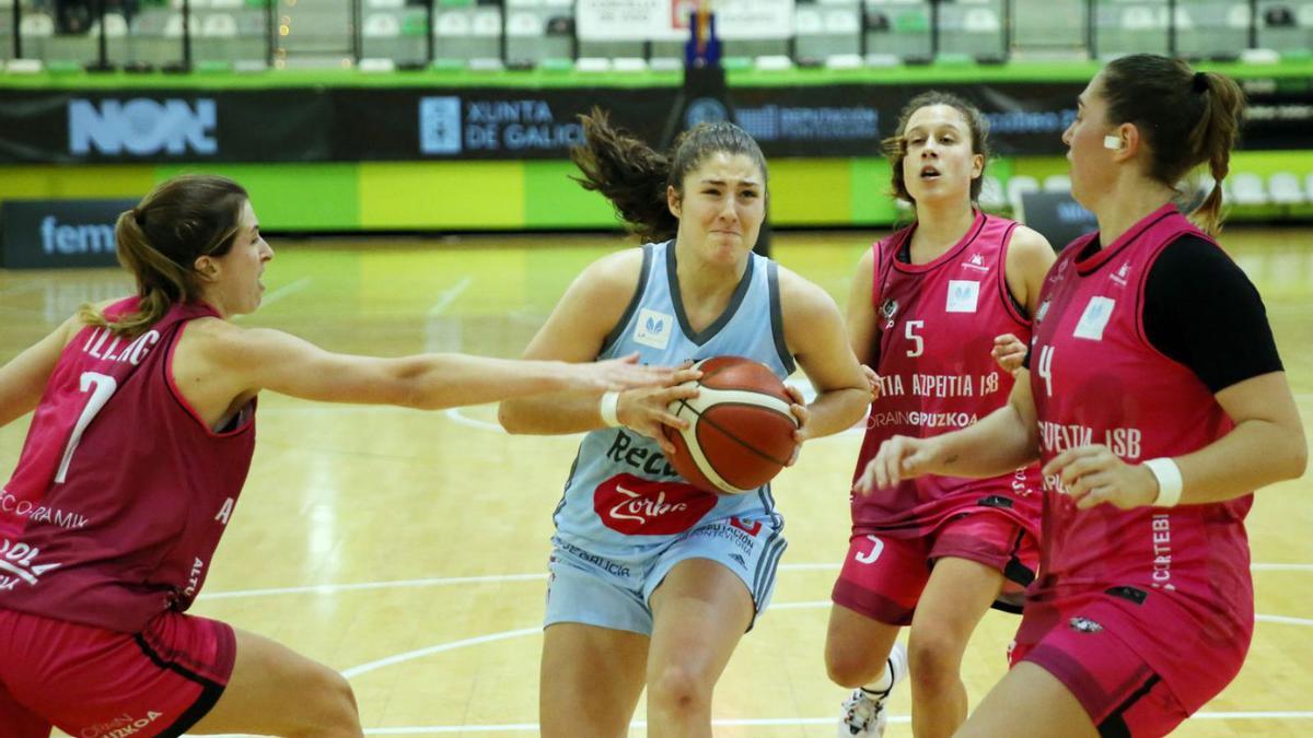 Luía Fontela, del Celta Zorka Recalvi, entra a canasta en un partido de Liga. // MARTA G. BREA