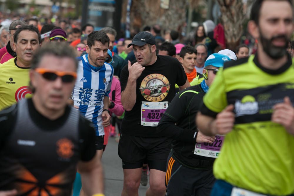 El atleta keniata Peter Kirui  marca un registro de 1 hora y 55 segundos y el viento le impide batir el récord.