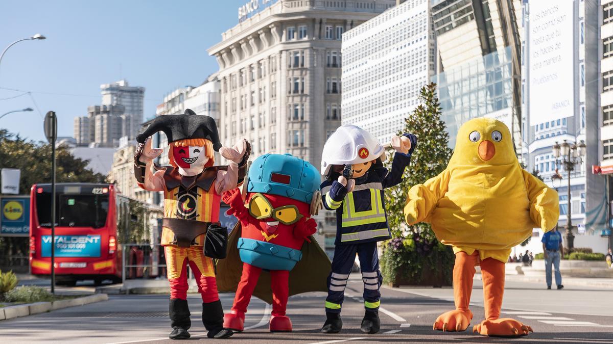 Personajes de Mundo Juego, en A Coruña antes de la pasada Navidad.