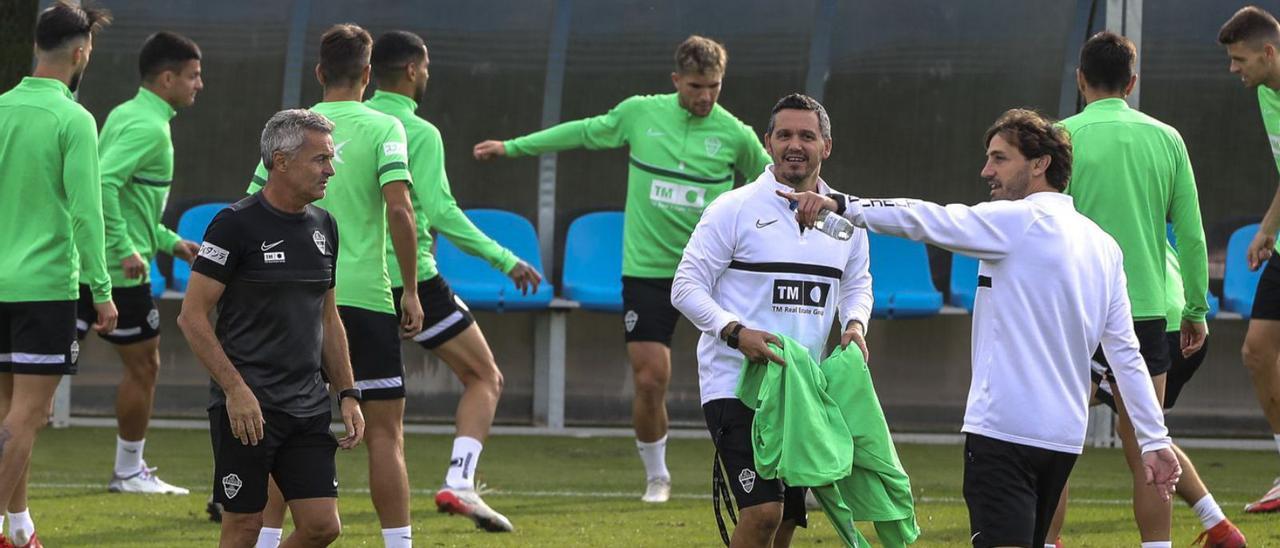 Escribá, Generelo y el utillero Berenger, junto a los jugadores en el entrenamiento de ayer. | ANTONIO AMORÓS