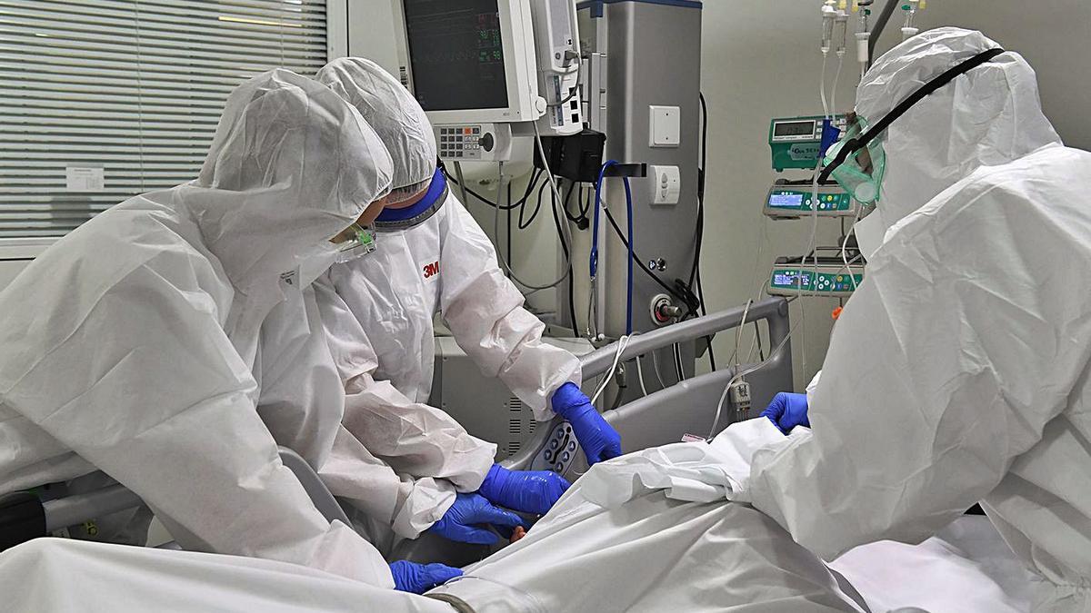 Tres sanitaris amb un pacient amb covid-19 a l’UCI de l’Hospital de Manresa | ARXIU/ MIQUEL DE POBES