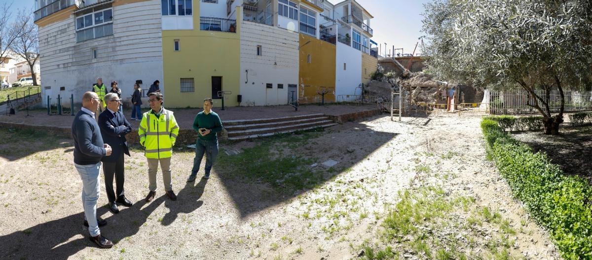 Salvador Fuentes junto a David Ruiz y técnicos en su visita a la zona.