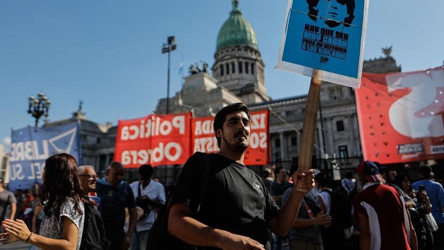 En medio de protestas callejeras, Milei logra que el Congreso le apruebe un acuerdo secreto con el FMI