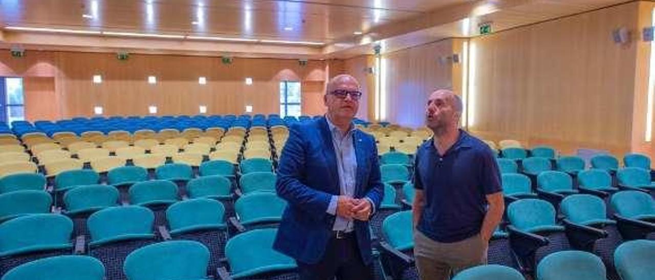 Baltar y Jácome, en la visita al edificio de Finca Sevilla. // FdV