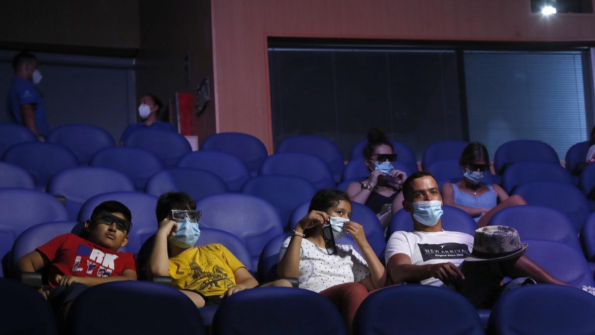 Espectadores en una sala de cine en verano.