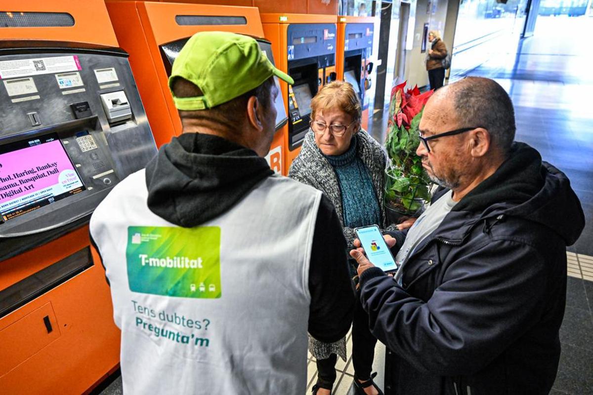 Primer día de tránsito de la T-Usual y la T-Casual hacia la T-Mobilitat. Estación de Arc de Triomf, en Barcelona