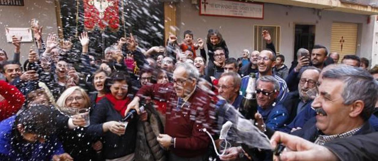 Miembros de la hermandad del Sepulcre celebran el Gordo del Niño hace un año.