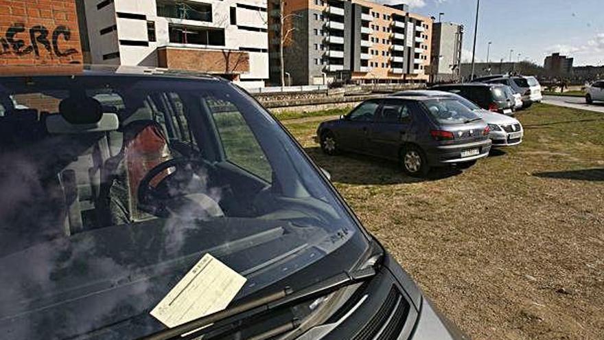 Multa a un vehicle aparcat en una zona verda, en una imatge d&#039;arxiu.