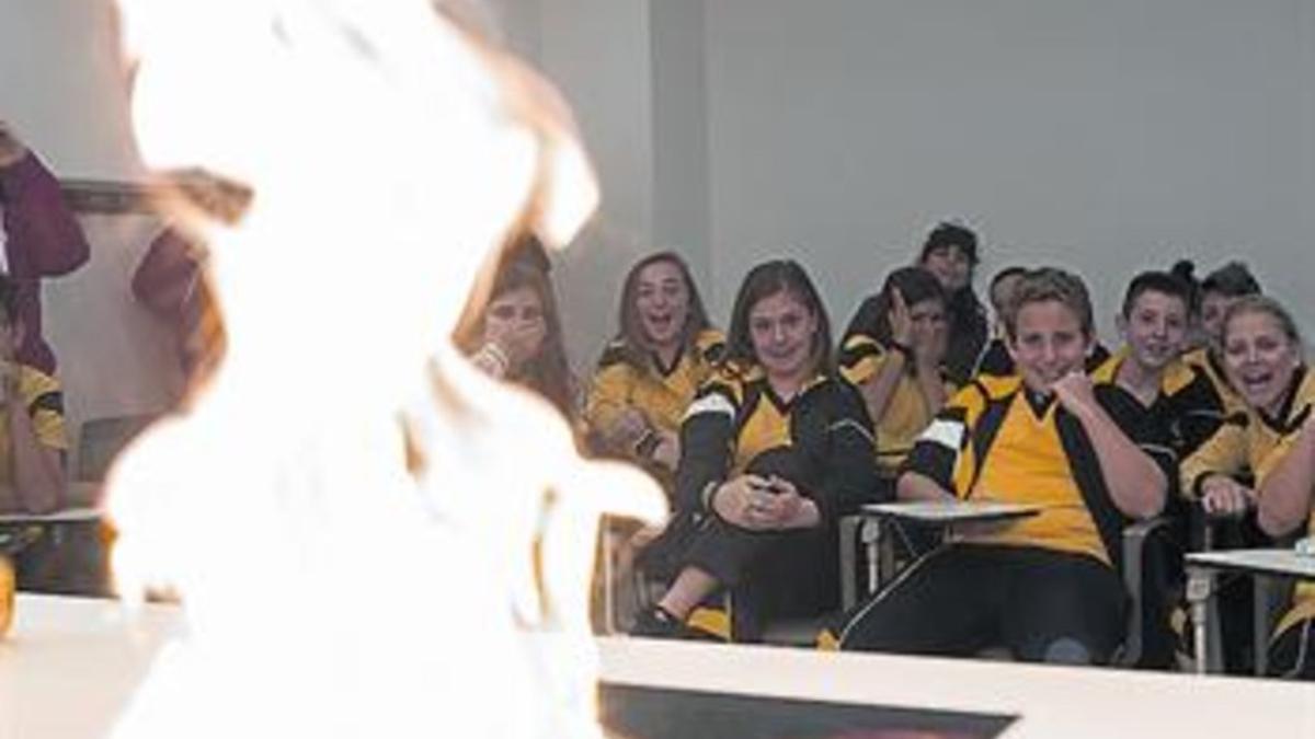 Alumnos del colegio Immaculada Concepció, en el aula de los bomberos.