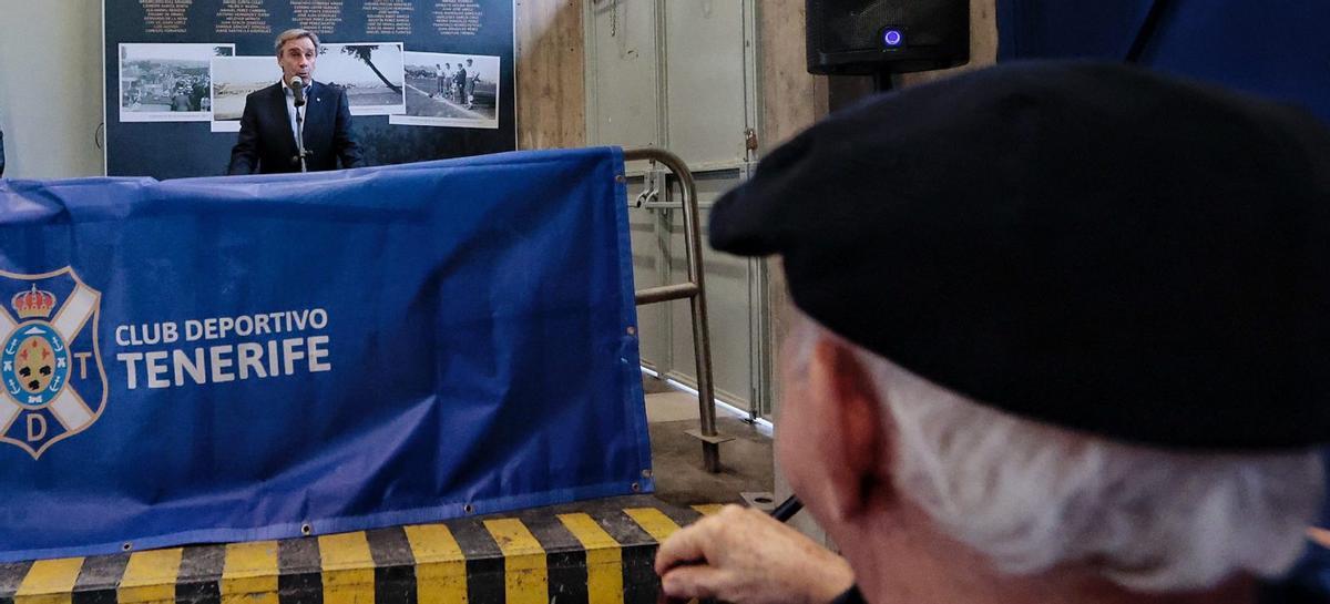 Un veterano aficionado sigue el discurso de Felipe Miñambres, presidente del club. | MARÍA PISACA