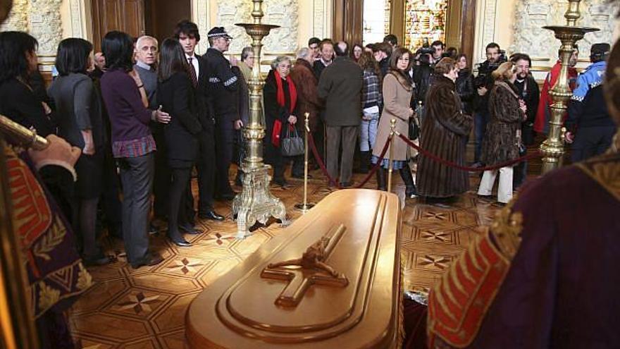 Numeroso público se acerca a la capilla ardiente de Miguel Delibes en el Ayuntamiento de Valladolid.