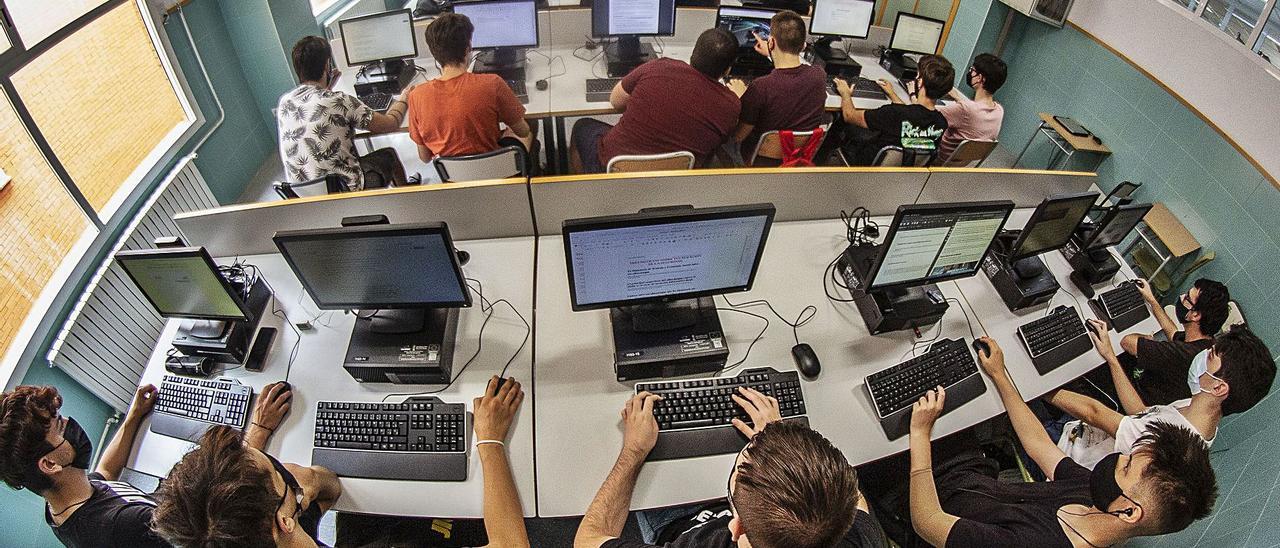 Aula de estudiantes este martes en uno de los ciclos de Informática, en el Instituto San Vicente de la localidad. |