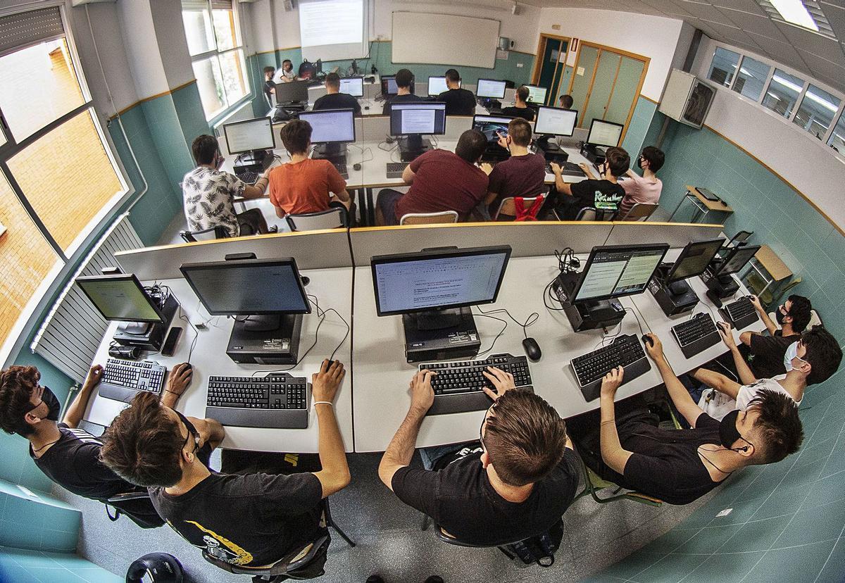 Aula de estudiantes este martes en uno de los ciclos de Informática, en el Instituto San Vicente de la localidad. | ALEX DOMÍNGUEZ