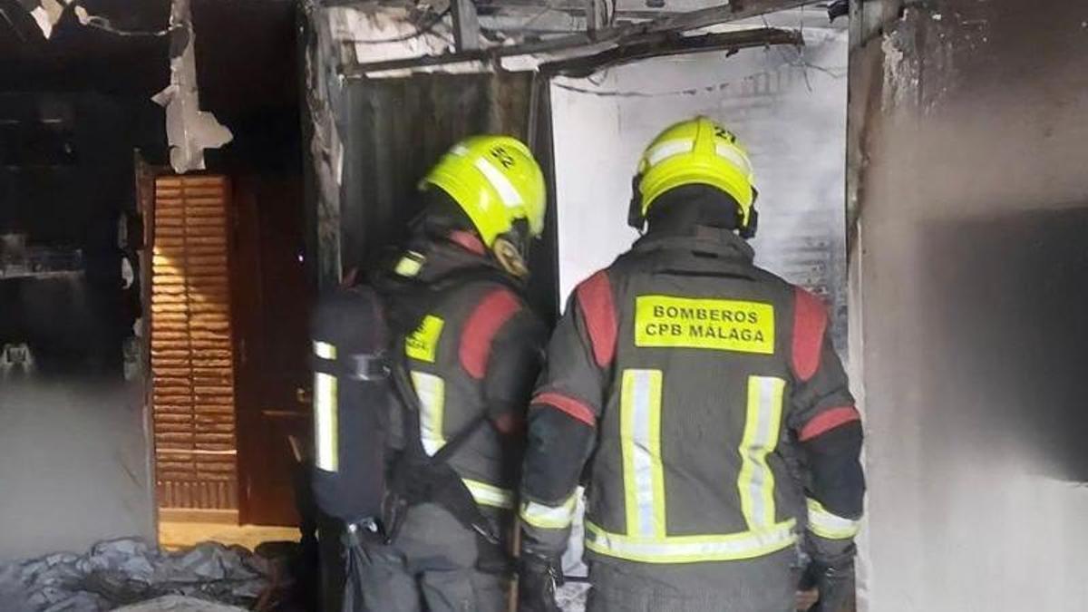 La vivienda del edificio de Las Tres Torres donde se originó el incendio se ha visto afectada prácticamente en su totalidad, por llamas y humo
