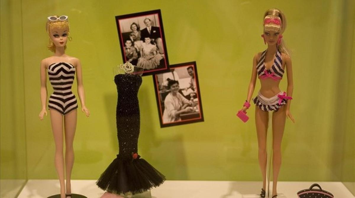 Barbies de exposición con fotos enmarcadas de Ruth Handler, creadora de la muñeca, y trabajadores de Mattel.