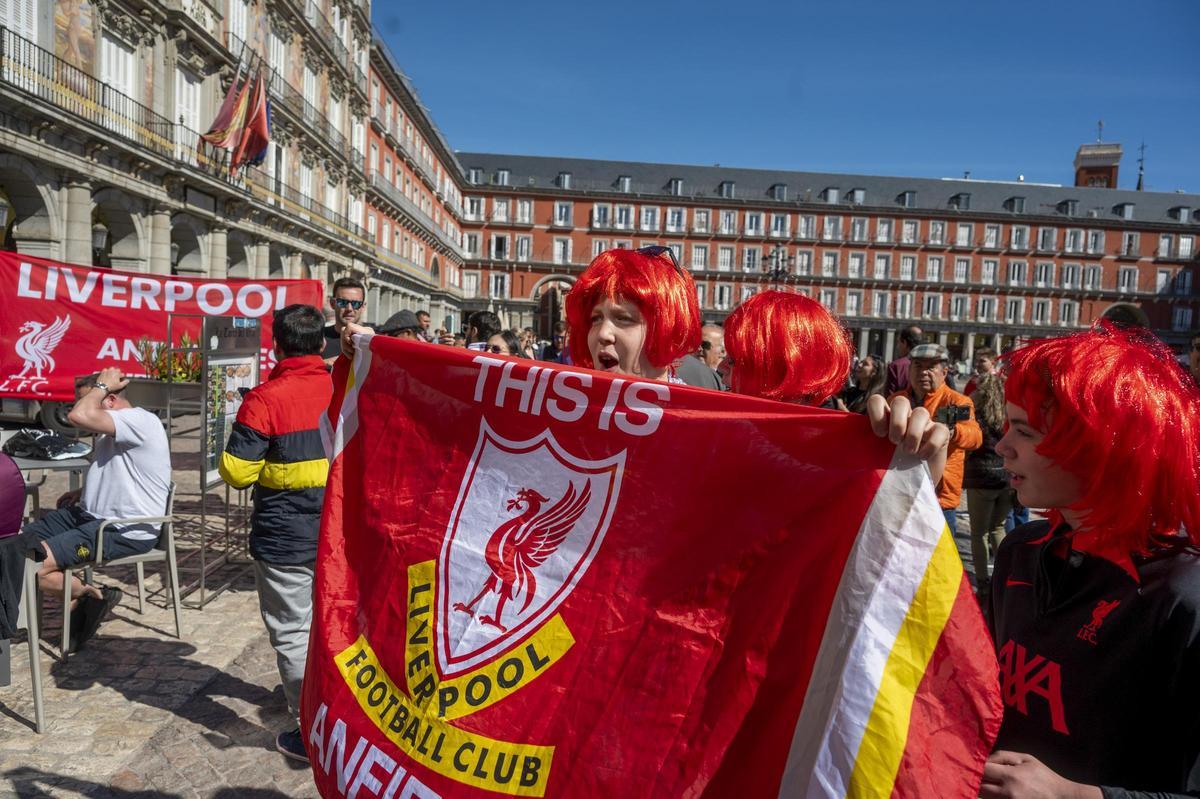 Aficionados del Liverpool reunidos en la Plaza Mayor.