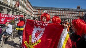 Aficionados del Liverpool reunidos en la Plaza Mayor.