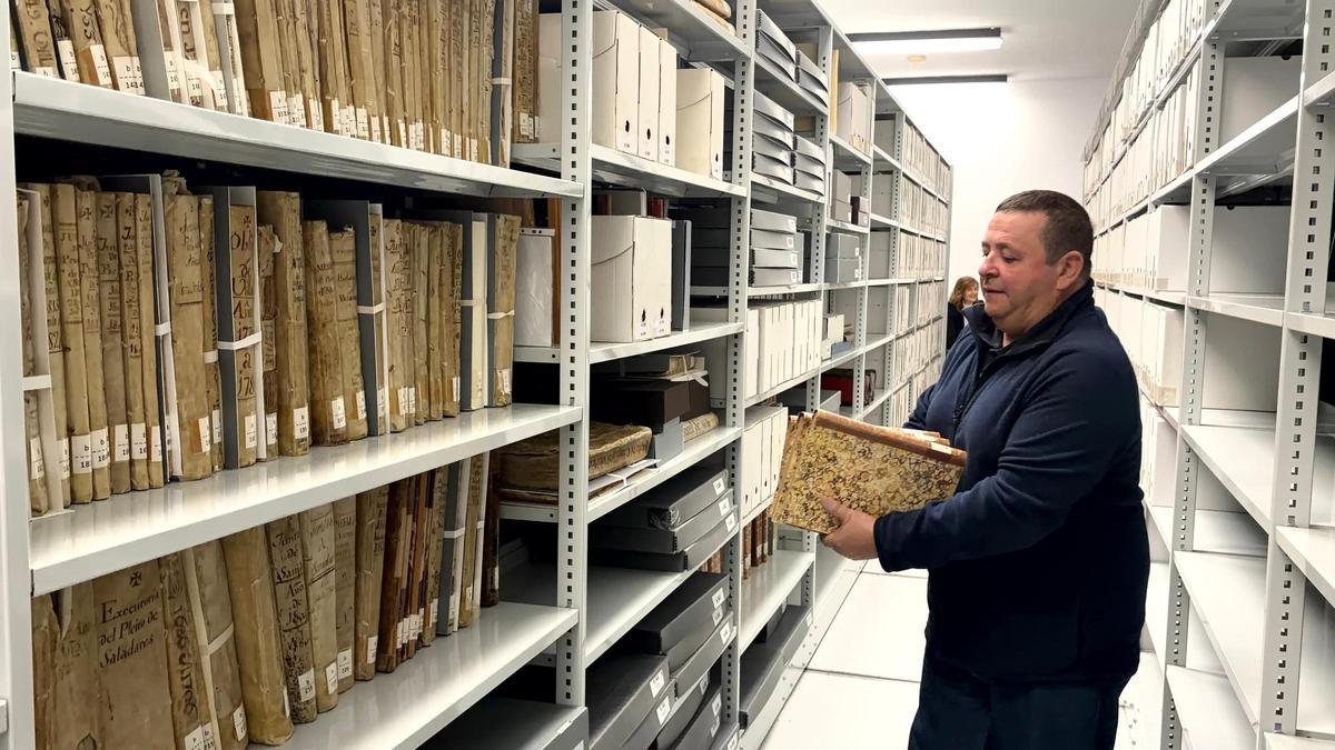 Los libros, en el Archivo Histórico Municipal de Elche.