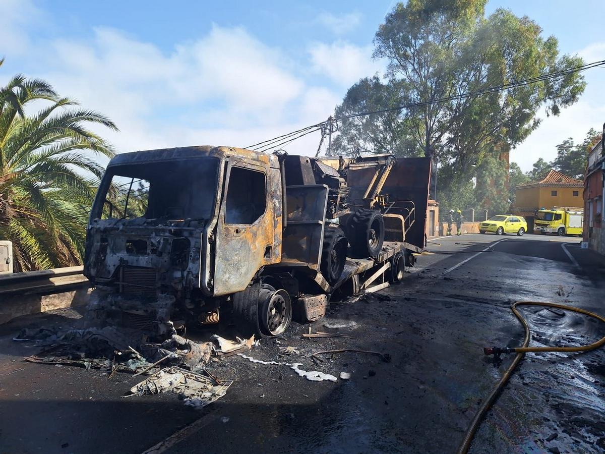 Imagen del camión grúa calcinado durante el incendio de este lunes en Santa Brígida.