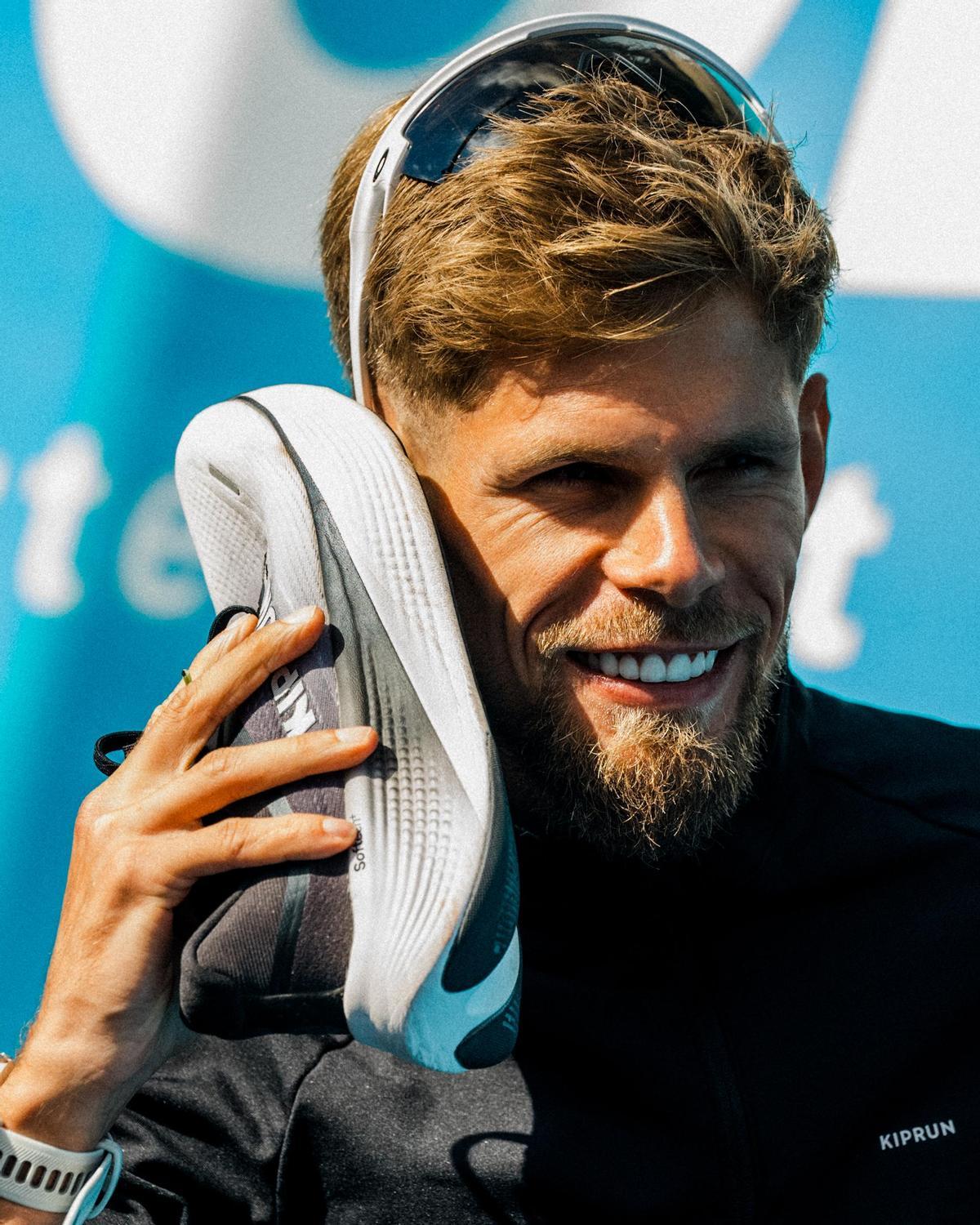 Gressier posando con su zapatilla KIPRUN