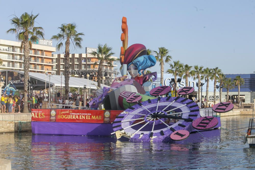 El remate de la hoguera Port d'Alacant cae al mar