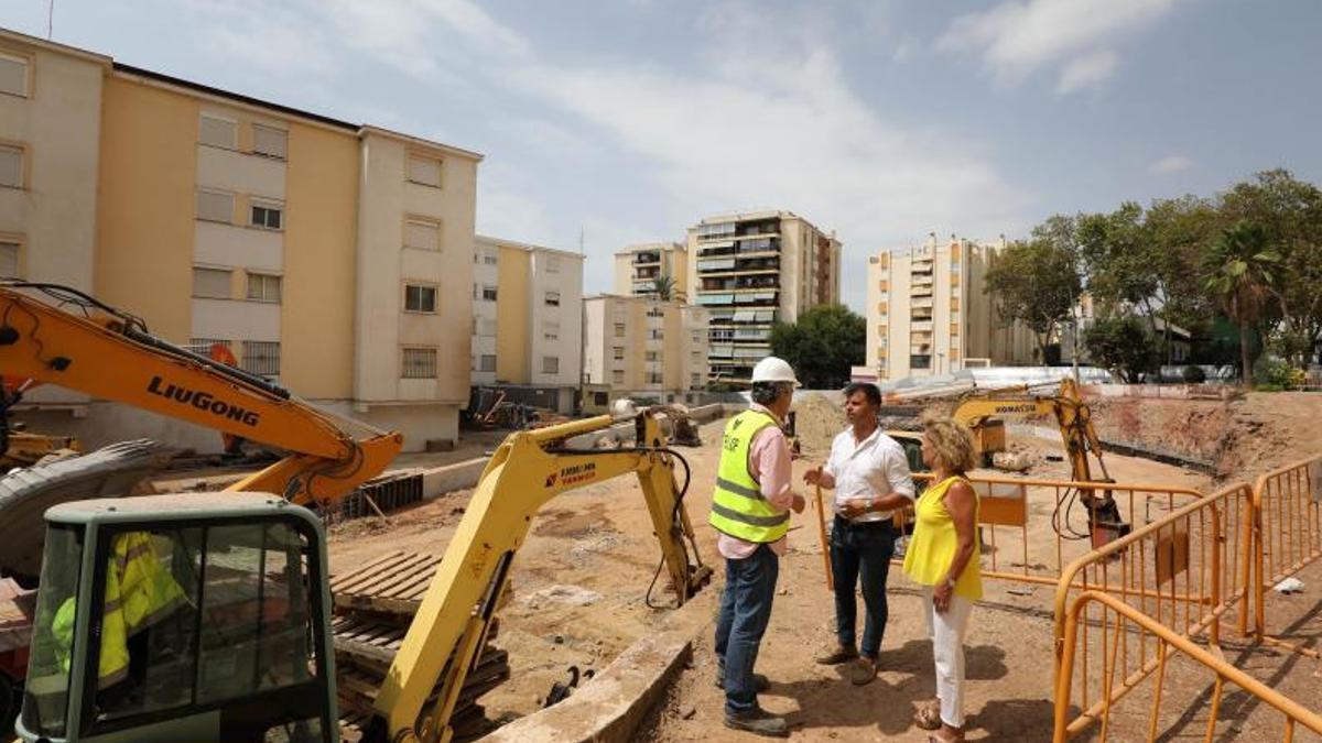 El delegado de Obras, Diego López, en una visita a las obras del aparcamiento en calle Doha.