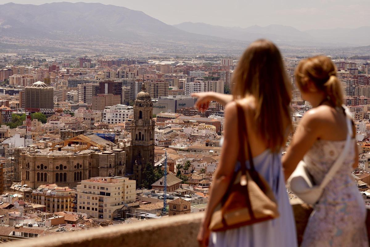 Construcción del nuevo tejado de la Catedral de Málaga, desde el Málaga Palacio y el Castillo Gibralfaro.