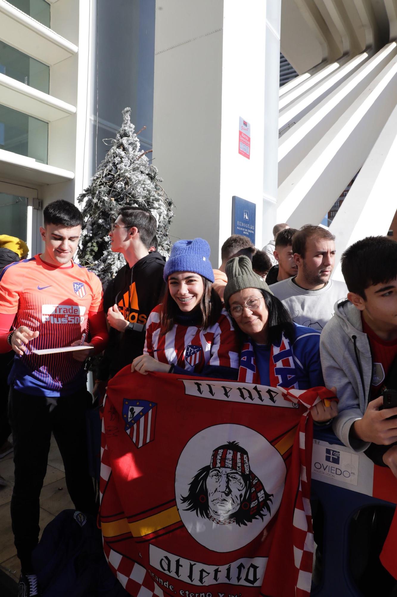 El Atlético de Madrid ya está en Oviedo: el Cholo, aclamado a su llegada por cientos de hinchas