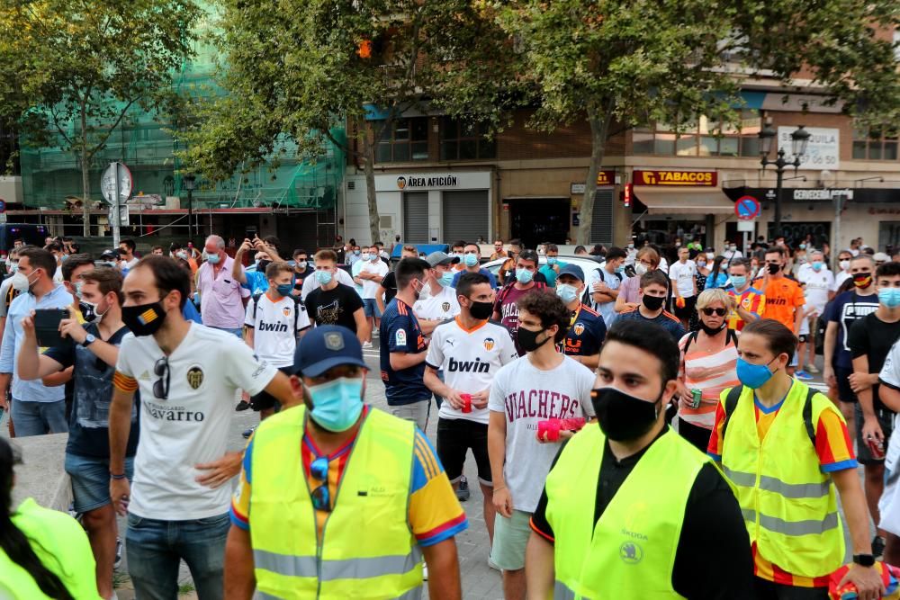 Protesta de los aficionados del Valencia CF contra de Meriton y Peter Lim