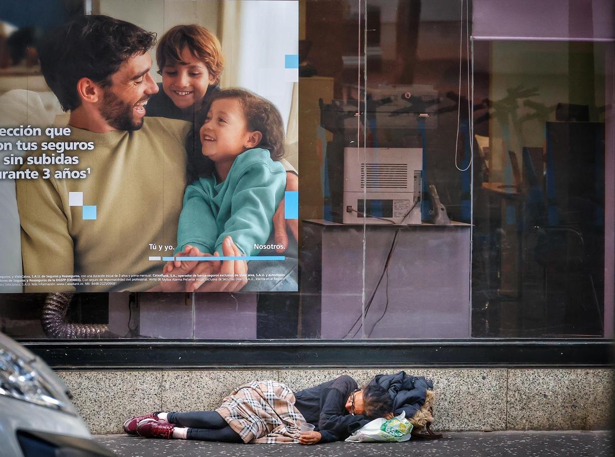 Una persona sin hogar en Santa Cruz de Tenerife.