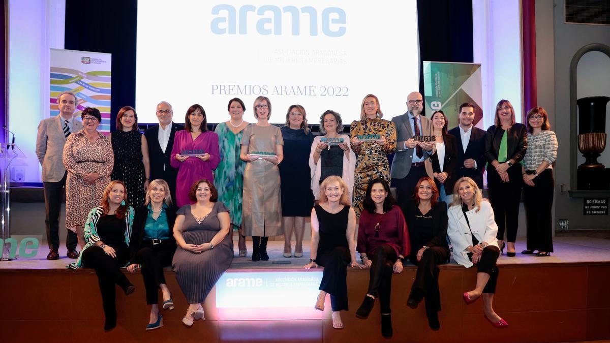 Foto de familia con las premiadas en los premios Arame.