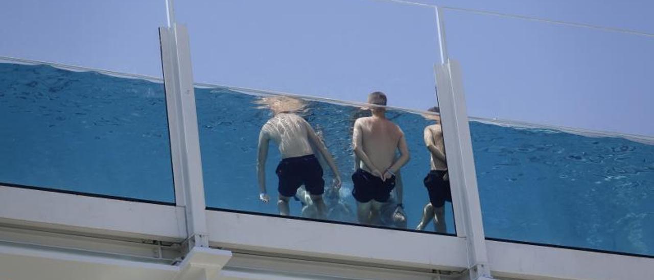 El gasto medio en limpieza de una piscina de hotel se disparará hasta los 13.000 euros anuales.  | J. L. IGLESIAS