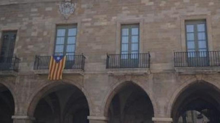 La bandera estelada, col·locada de nou a un dels balcons de l&#039;ajuntament