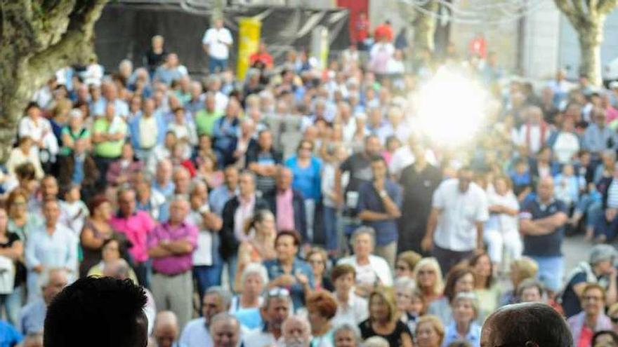 Salvador Cores y Álvaro Cardalda dirigen el coro. // Iñaki Abella