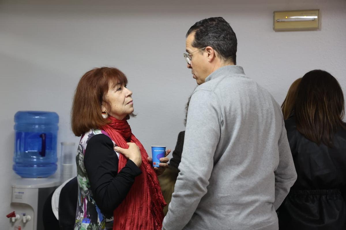 Cristina Narbona conversa con Rubén Alfaro antes de la ejecutiva del PSOE de Alicante