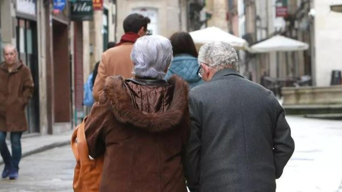 Imagen de archivo de unos jubilados paseando